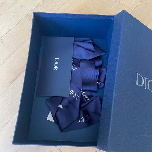 DIOR Empty Shoe Box storage includes ribbon and folder - Picture 3 of 5